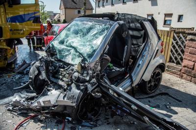 Fahrer verstorben! Ostfildern-Nellingen: Smart faehrt in 30er Zone mit ueberhoehter Geschwindigkeit gegen Sattelzug - Smartfahrer lebensgefaehrlich verletzt